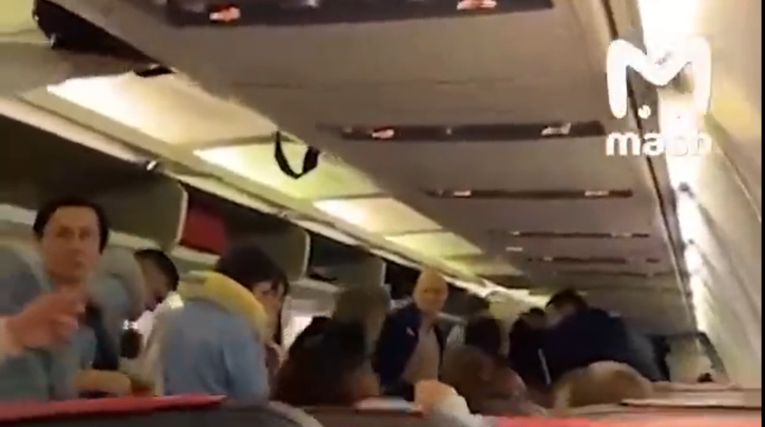 „Toți erau în stare de șoc”. Pasagerii au fost dați jos din avion după ce copilotul a fost mobilizat, în Rusia. VIDEO