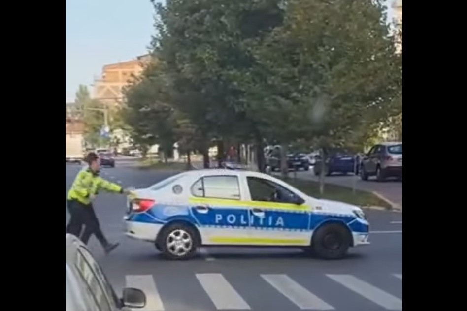 Imagini cu doi polițiști care împing mașina de serviciu, publicate de Sindicatul Europol în plin scandal al achiziției de BMW