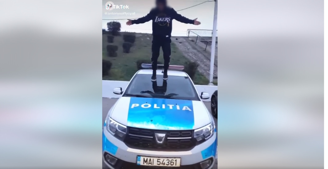 Tânărul care s-a urcat pe mașina de poliție, în Dolj, are 16 ani. Ce a pățit după ce videoul a ajuns viral