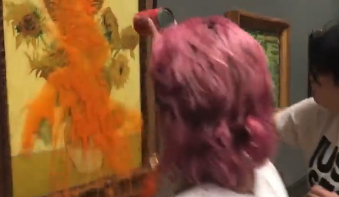 Două activiste de mediu au stropit cu supă de roșii o pictură Van Gogh estimată la 80 de milioane de dolari VIDEO
