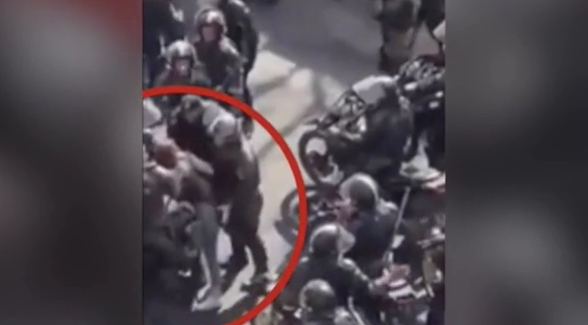 Un polițist din Iran a fost filmat în timp ce agresa sexual o protestatară. „O trage de păr!” VIDEO