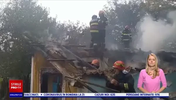 Tragedie în județul Vaslui. O bătrână a ars de vie, iar fiul ei a fost transportat la spital, după ce casa le-a luat foc