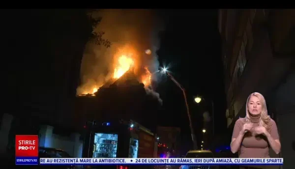 Incendiu uriaș la sediul Arhiepiscopiei Tomisului. Flăcările au fost stinse după patru ore. VIDEO