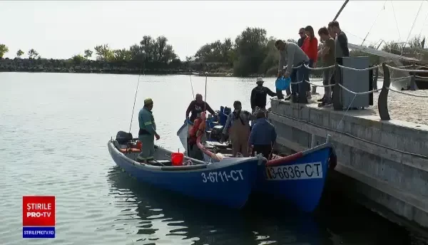 Pescarii din Mangalia își vând marfa direct din bărci. Prețul este și cu 35% mai mic decât în magazine
