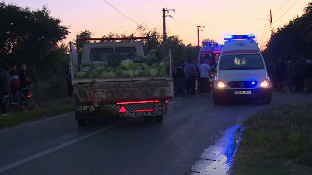 Doi soți au fost loviți de o mașină în timp ce vindeau varză pe marginea drumului. Bărbatul a murit