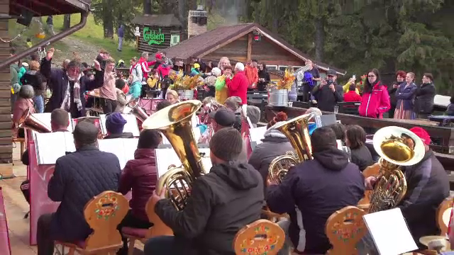 „Karpaten Panorama”, petrecere cu muzică de fanfară şi dansuri tiroleze, la Cabana Postăvaru