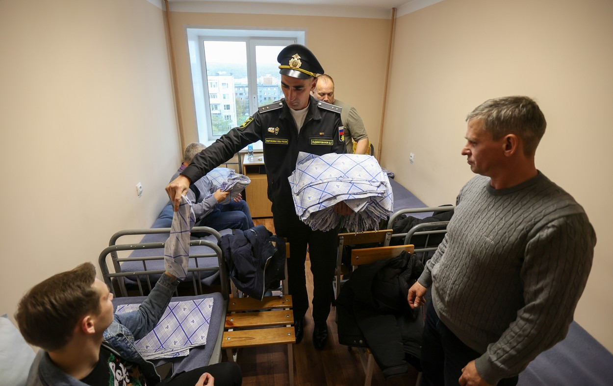 Rușii mobilizați pentru război se plâng că au fost "echipați" cu veste de airsoft pentru copii și căști de plastic | FOTO