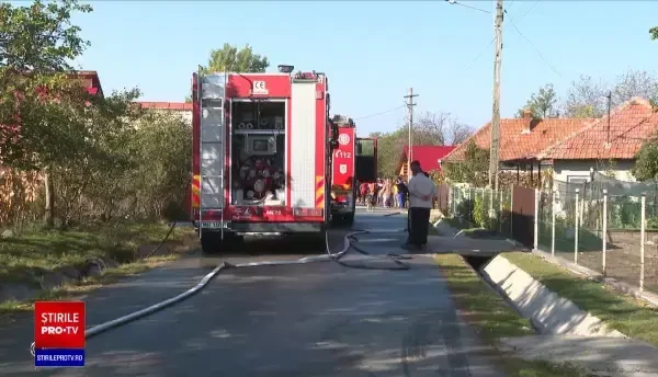 Pensionar din Gorj, găsit carbonizat în casă. Localnic: Noroc că ne-au trezit părinții, că altfel ardeam. Păcat de vecinul