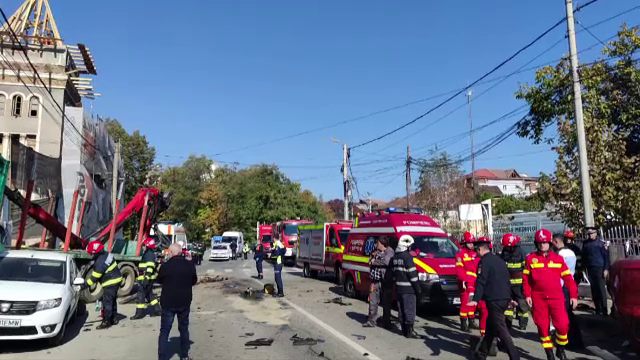 Un șofer a murit după ce a izbit un camion. Mașina de mare tonaj a lovit la rândul său o femeie de pe marginea străzii