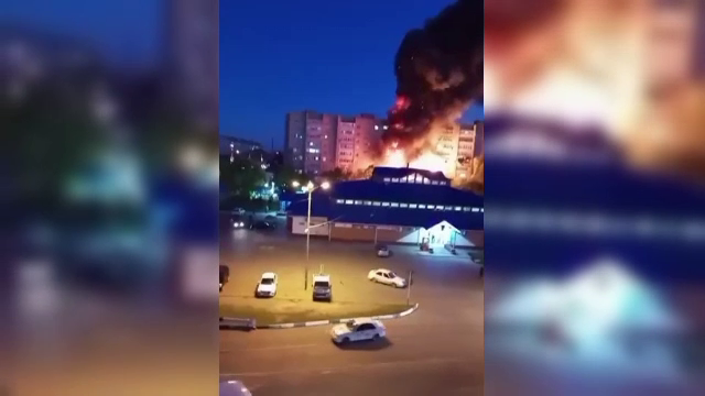Momentul în care avionul rusesc militar Su-34 s-a prăbușit peste un bloc. Cel puțin 13 persoane au murit. VIDEO