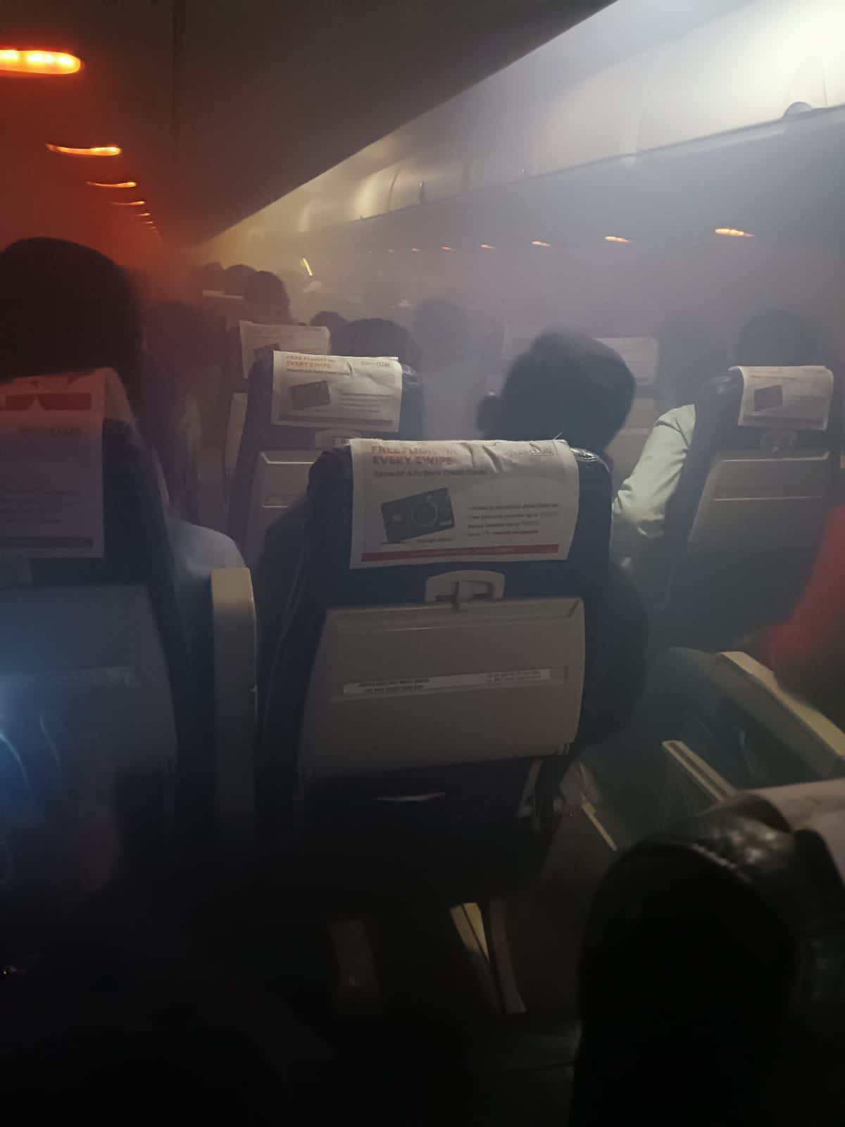Pasagerii unui avion s-au chinuit să respire timp de 25 de minute. Cabina aeronavei s-a umplut de fum. FOTO, VIDEO