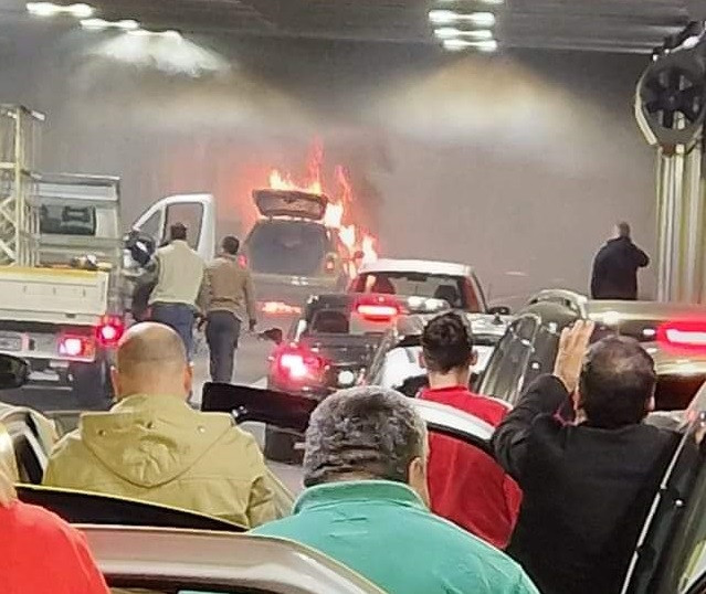 Incendiu în Pasajul Unirii. Trei adulți și un copil se aflau în mașina care a luat foc