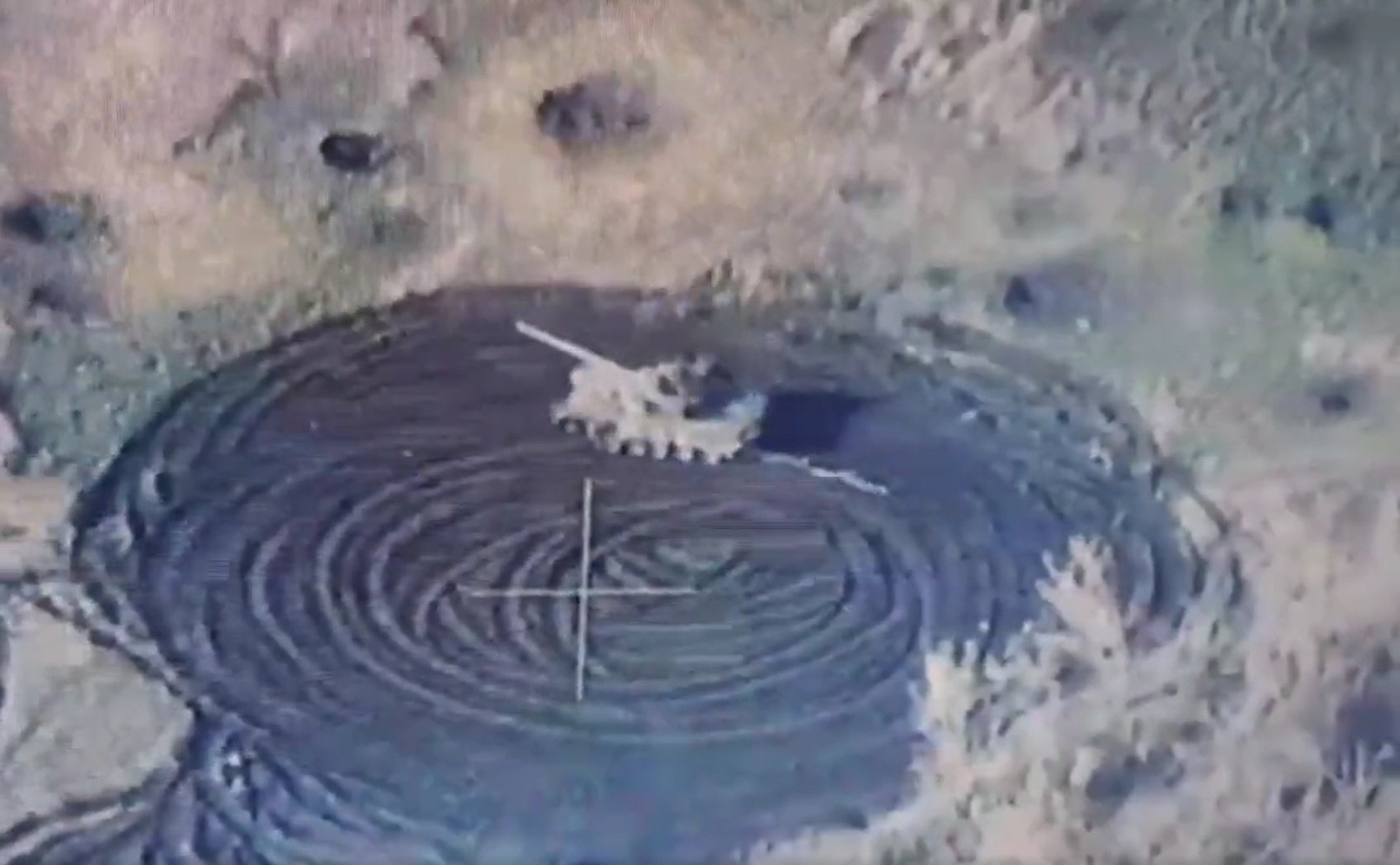 Un tanc rusesc se învârte încontinuu în cerc pe un câmp din Ucraina. Motivul este unul înfiorător | VIDEO