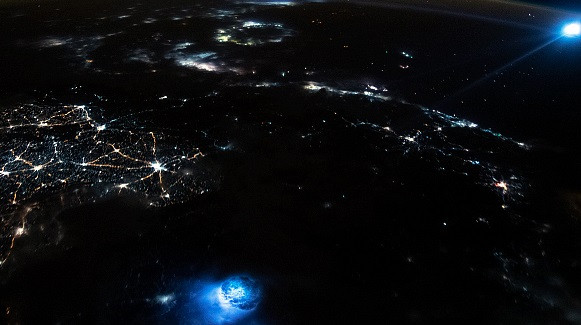 Sfere albastre care plutesc deasupra Pământului, surprinse de imaginile NASA. Ce sunt de fapt