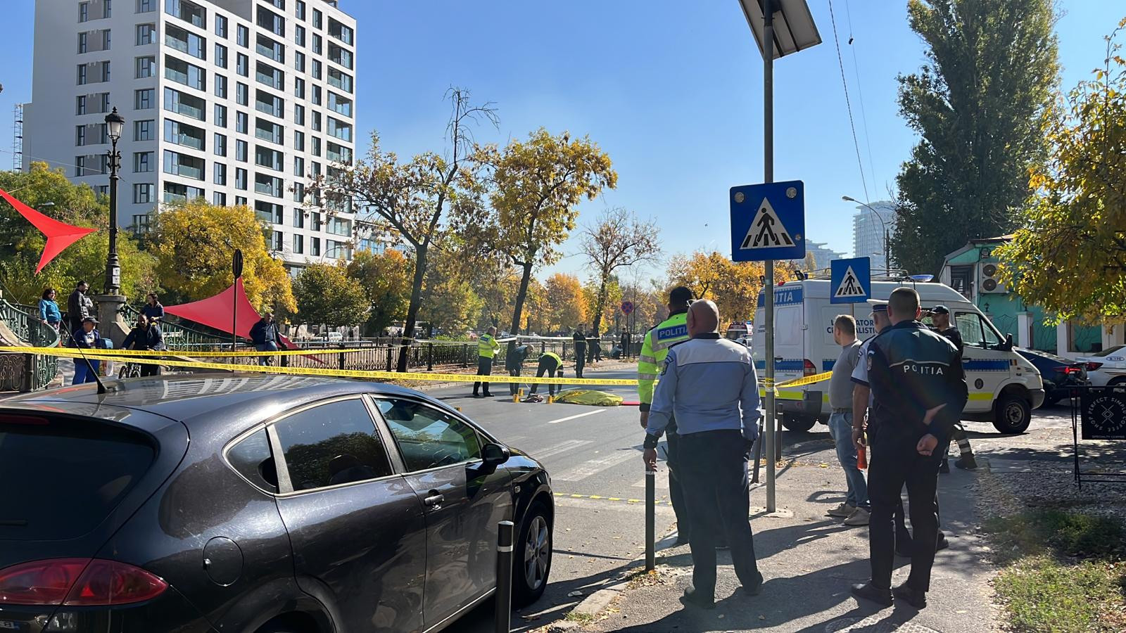 Accident pe Splaiul Unirii. O persoană a murit, o alta este rănită. A început un protest spontan