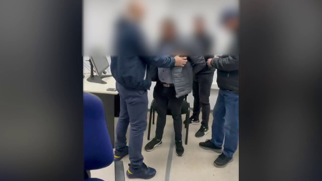 Fraudă de proporții la proba teoretică a examenului auto. Zeci de candidați analfabeți au copiat cu ajutorul camerei ascunse