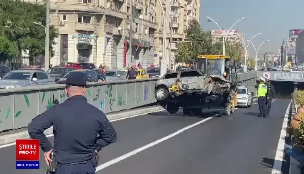 Ce a rămas din mașina care a ars în Pasajul Unirii