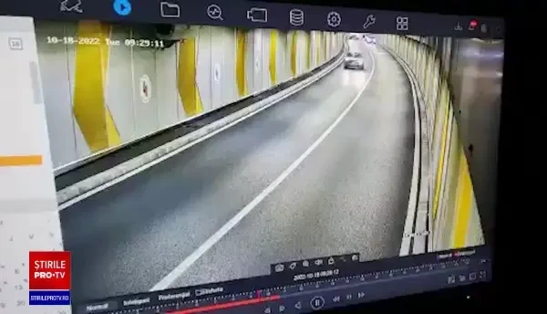 Momentul în care a izbucnit în flăcări mașina care a ars în Pasajul Unirii. VIDEO