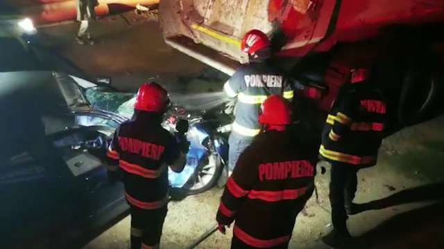 Accident teribil în Iași. Un tânăr a murit, iar un altul este în stare gravă după ce au intrat cu mașina într-o basculantă