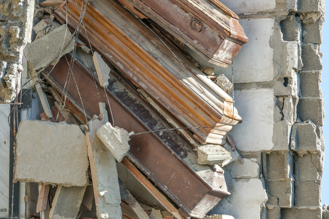 Zeci de sicrie, suspendate în aer după ce o clădire dintr-un cimitir din Italia s-a prăbușit | GALERIE FOTO