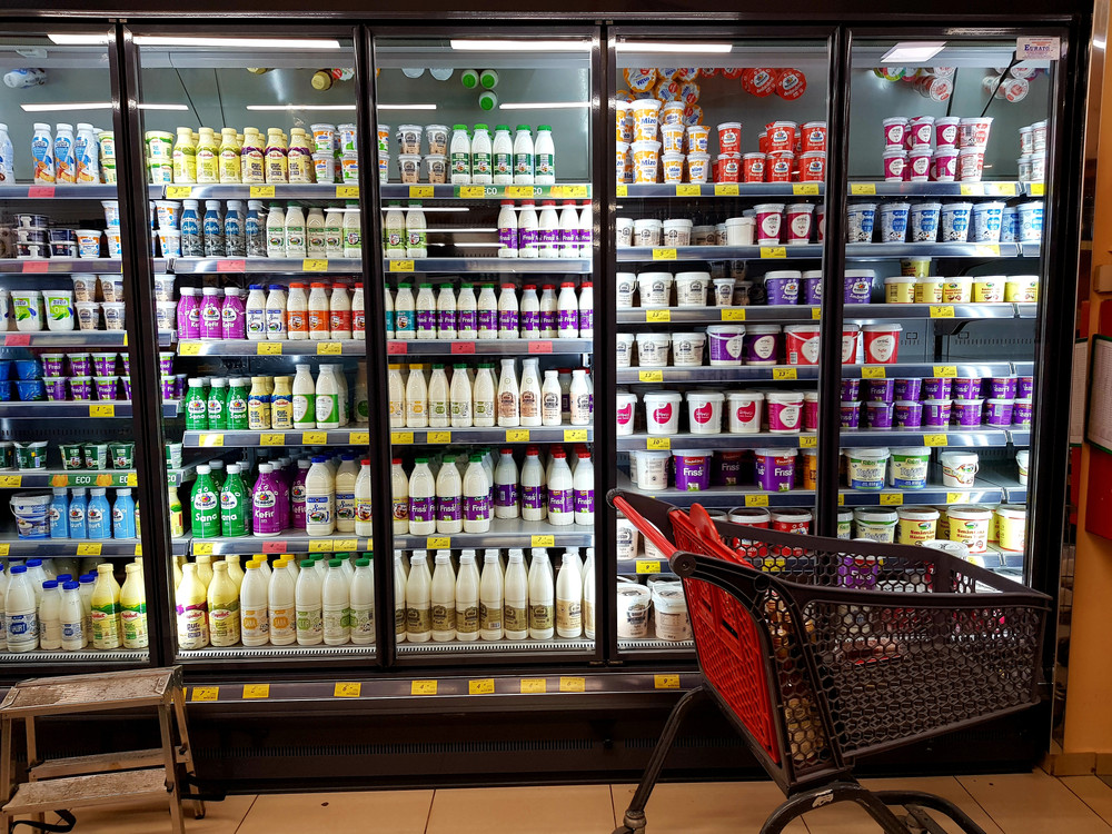 Ce alimente nu vor mai putea fi etichetate ”Produs Românesc”. Apar noi reguli de vânzare a laptelui