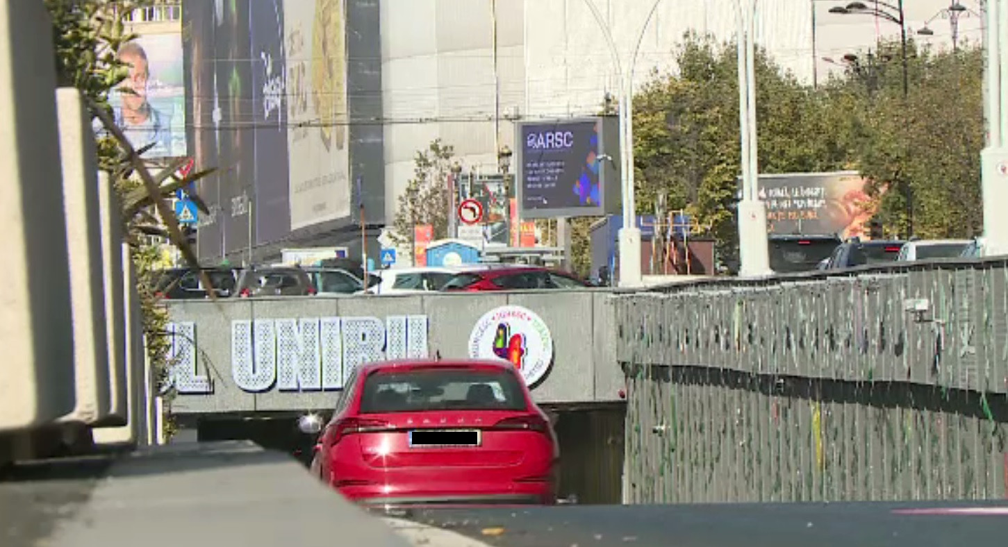 Pasajul Unirii, închis temporar. Incendiul provocat de o mașină a afectat sistemele de siguranță din tunel
