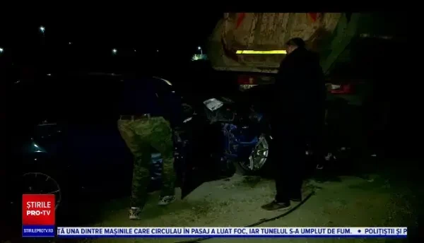 Accident teribil în Iași. Doi tineri au fost la un pas să își piardă viața după au intrat cu mașina într-o basculantă