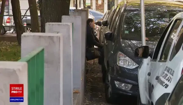 Poliția va putea ridica mașinile parcate neregulamentar pe trotuar. Legea a fost adoptată