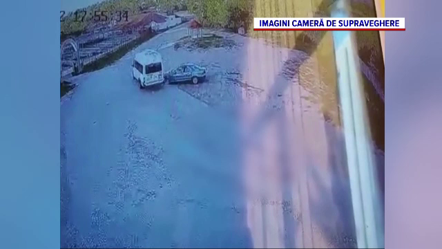 Un copil de nouă ani din Dolj, lăsat de tatăl lui la volan, a intrat cu mașina într-un microbuz