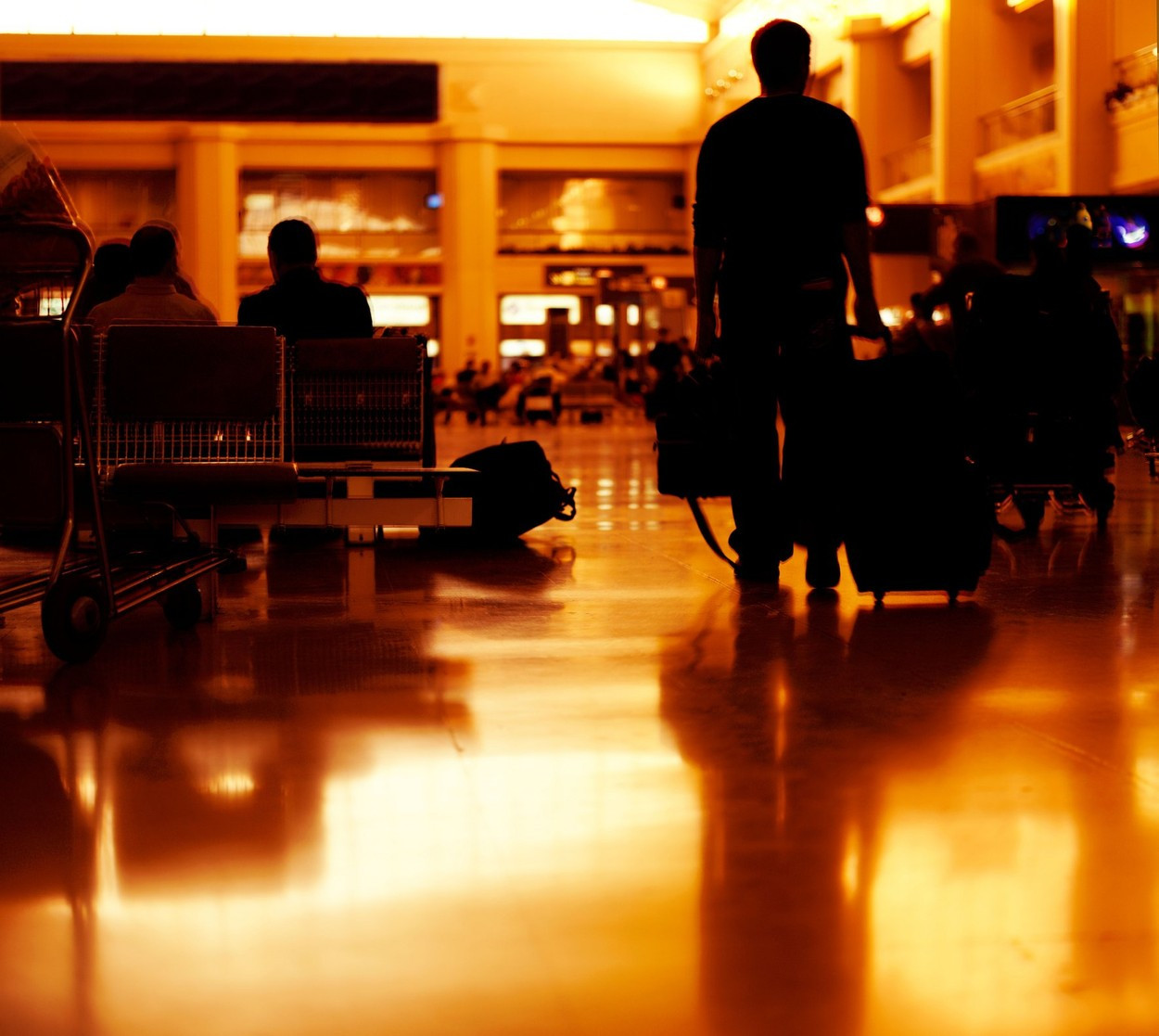 O furtună violentă a paralizat aeroportul din Valencia. Pista aeroportului, lovită de un fulger