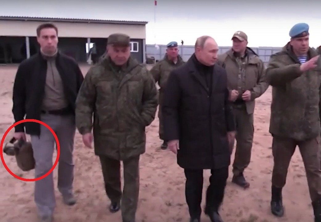 Putin nu pleacă de acasă fără ”servieta nucleară”. Detaliul care a atras atenția tuturor în timpul unei vizite | Video