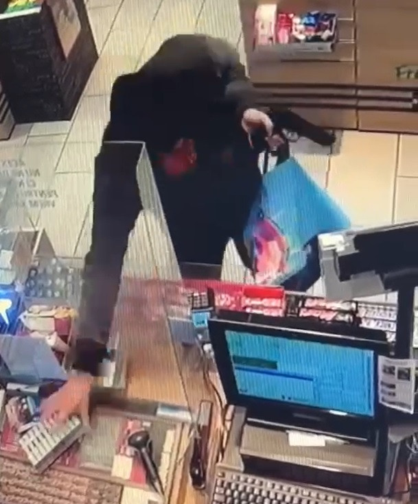 Jaf la o benzinărie din Capitală. Un tânăr a scos pistolul la angajați și a furat țigări și băutură