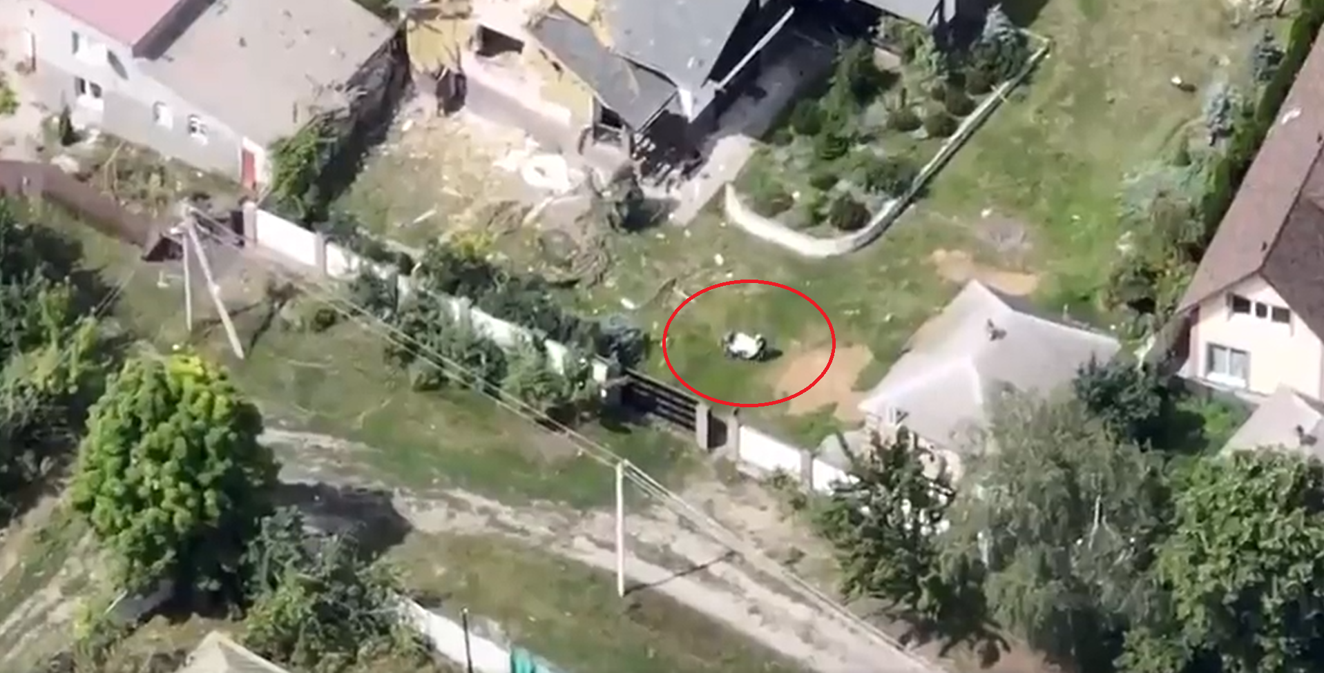 Soldații ruși, surprinși de o dronă în timp ce furau o mașină de spălat dintr-o casă din Ucraina. VIDEO