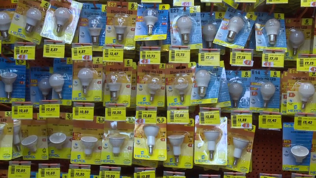 Speriați de facturi, românii iau cu asalt magazinele ca să cumpere becuri economice și prize inteligente. Ce prețuri au
