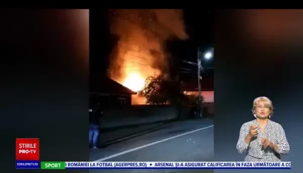 Membrii unei familii din Târgu Ocna au rămas fără adăpost, după ce casa lor a ars ca o torță într-un incendiu
