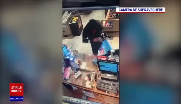 Jaf la o benzinărie din Capitală. Un tânăr a scos pistolul la angajați și a furat țigări și băutură