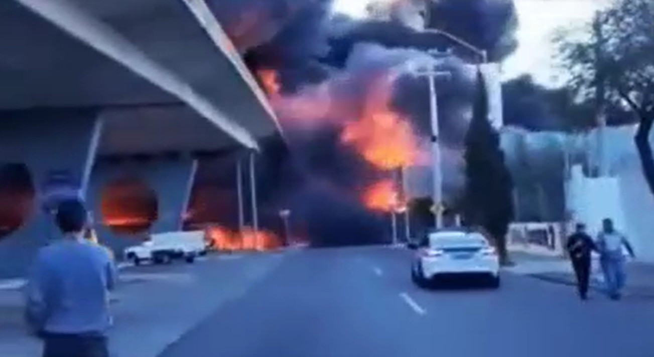 Explozie puternică în centrul Mexicului. O cisternă plină cu combustibil a sărit în aer după un impact violent