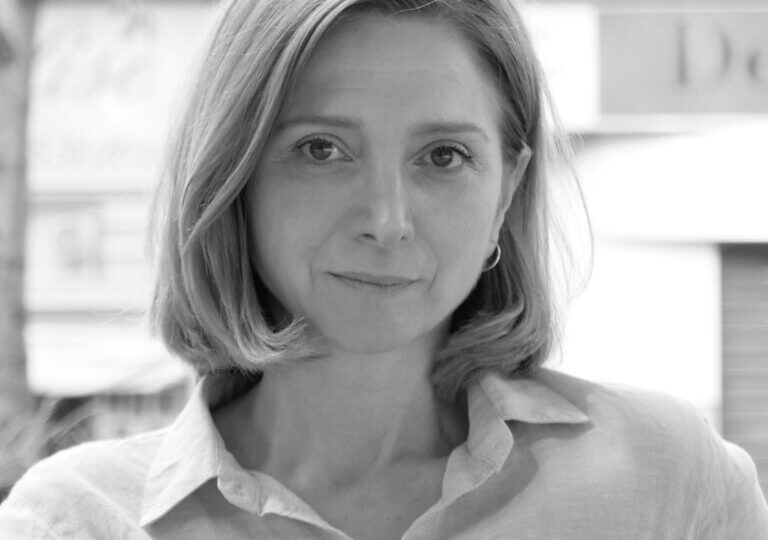 Curajul unei scriitoare din Siria de a vorbi despre țara sa: Dictatorii și islamiștii sunt diferite fețe ale violenței