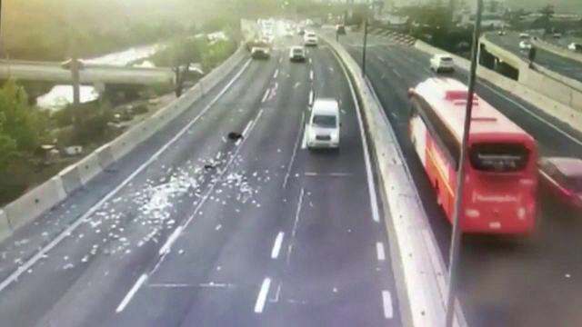 Ploaie de bani pe o șosea din Chile. Camerele de supraveghere au surprins momentul
