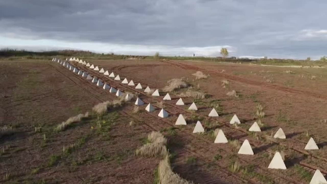 Rușii construiesc fortificații din beton și sapă șanțuri în speranța că ar putea opri tancurile și blindatele ucrainene