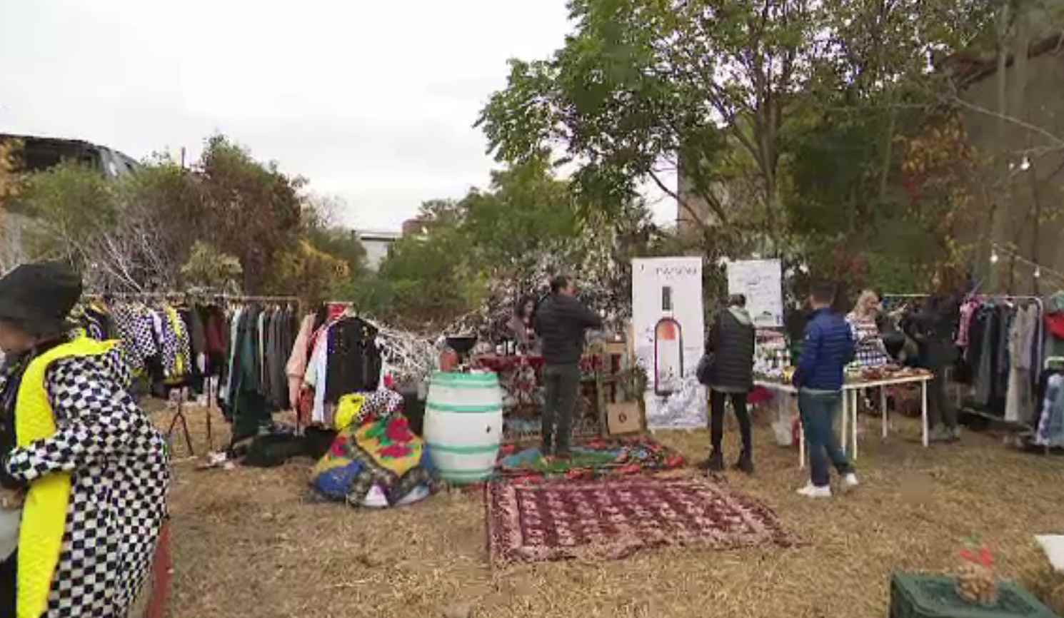 Târgul de pe Mătăsari, în atmosfera vechiului București. Vin, pastramă și haine vintage