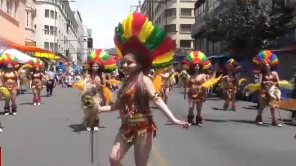 Mii de oameni au dansat pe străzile capitalei Boliviei, cu ocazia tradiționalului festival popular al studenților