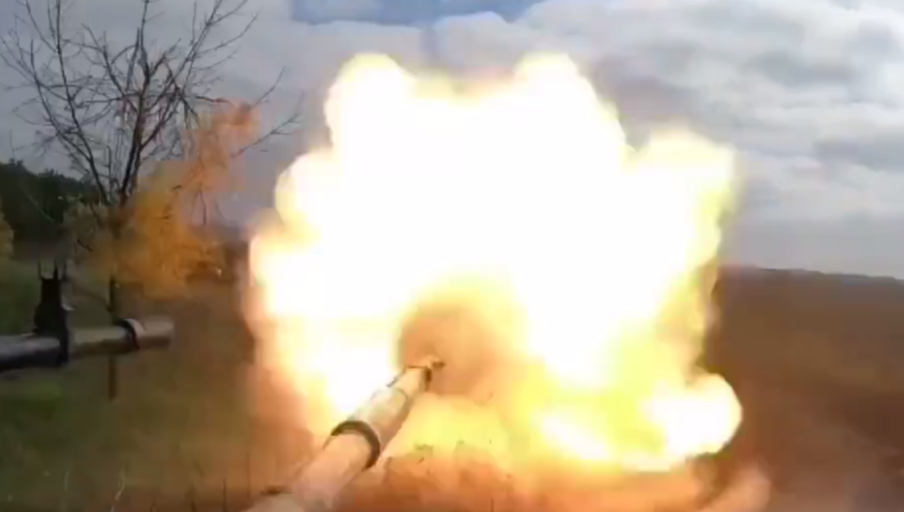 Momentul în care un tanc ucrainean intră în luptă directă cu trupele ruseși | Video