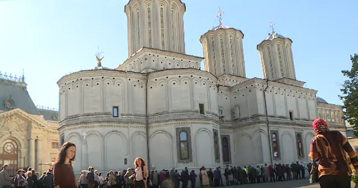 A început pelerinajul de Sfântul Dumitru. Mii de oameni au urcat dealul Patriarhiei și s-au închinat la moaște