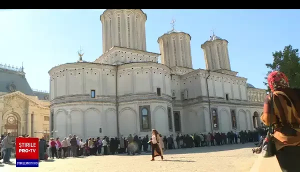 A început pelerinajul de Sfântul Dumitru. Mii de oameni au urcat dealul Patriarhiei și s-au închinat la moaște