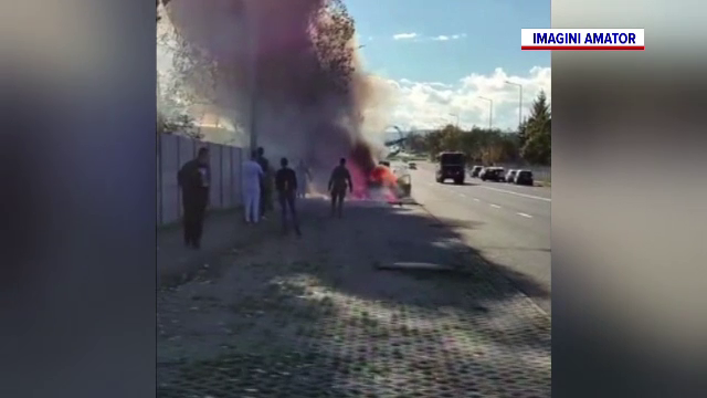 O mașină în care se aflau două persoane a ars ca o torță, pe o stradă din Bacău