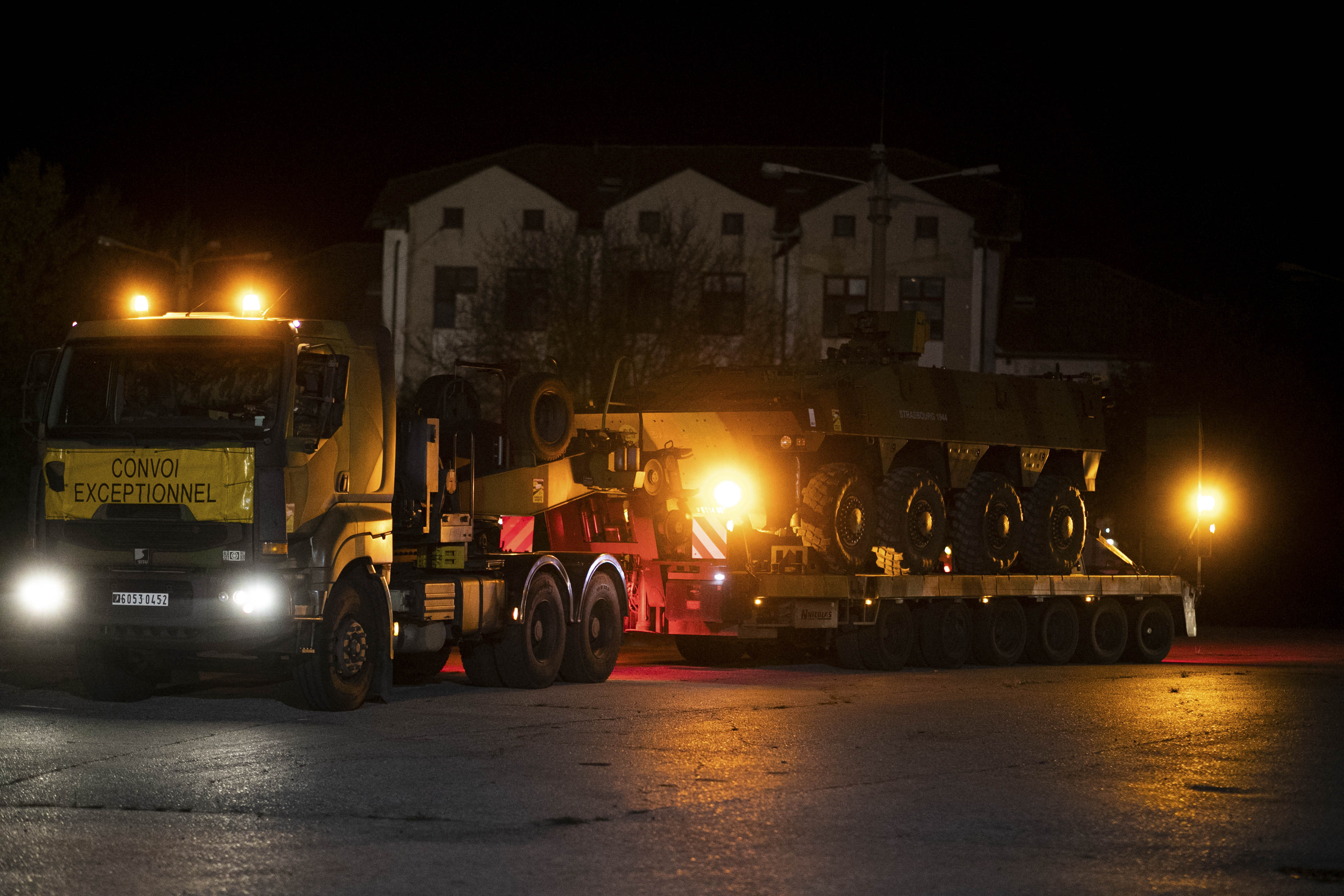 Primele blindate de luptă din Franța au intrat, duminică seară, în România, prin Vama Nădlac | GALERIE FOTO