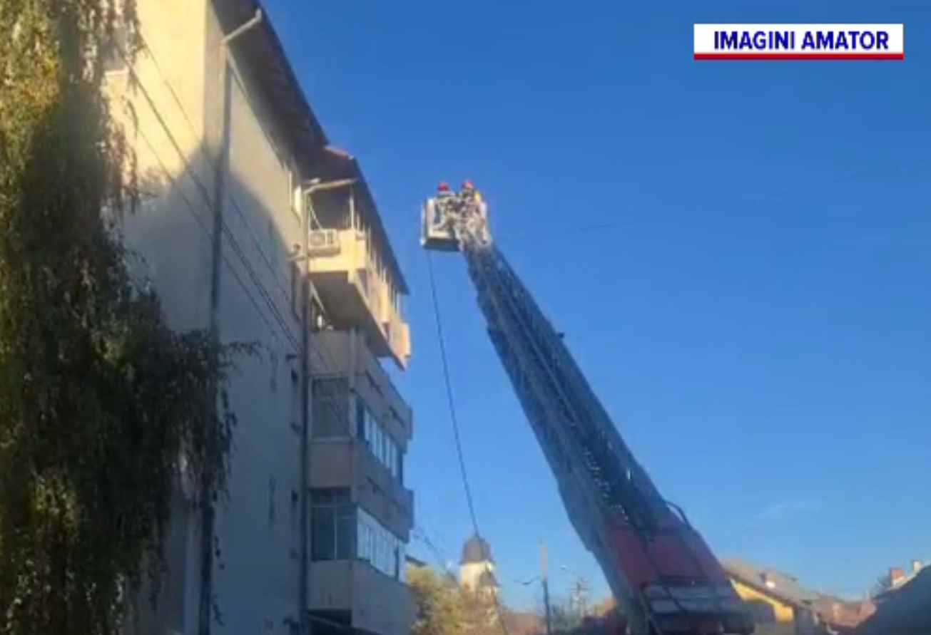 Incendiu în balconul unui bloc din Pucioasa. De la ce a pornit