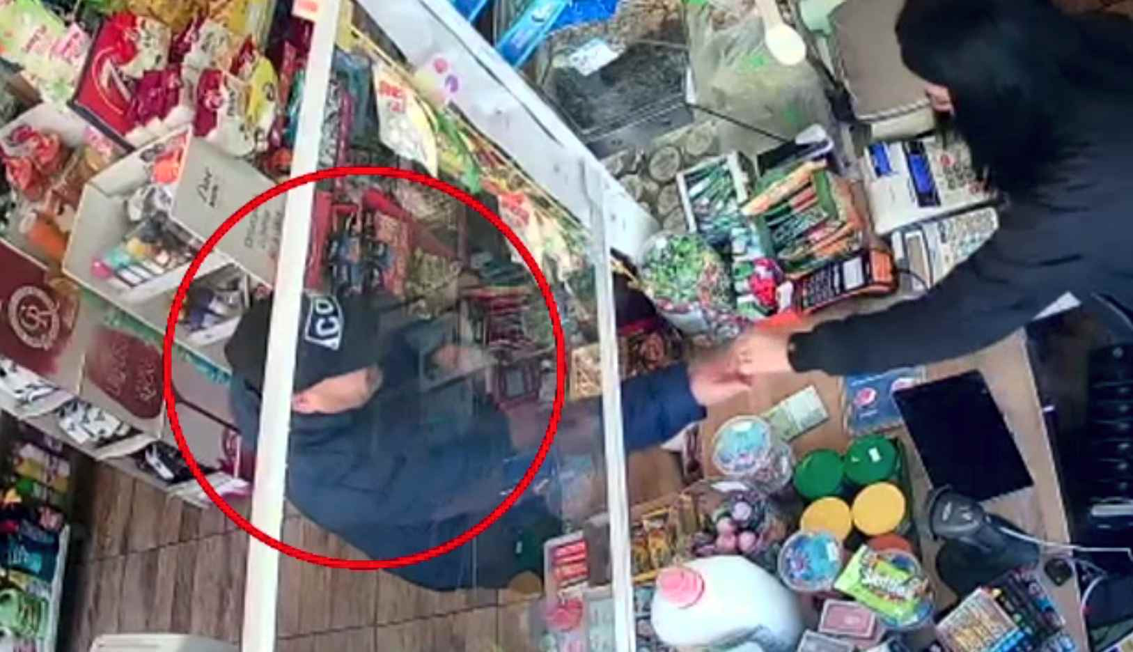 Vânzătoare înșelată prin „metoda șmen”, la Târgoviște. Cât a ieșit lipsă în gestiune