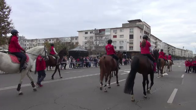Localnicii din Bacău au asistat la o defilare a cailor de curse. „Un sport relaxant, plăcut pentru toţi”